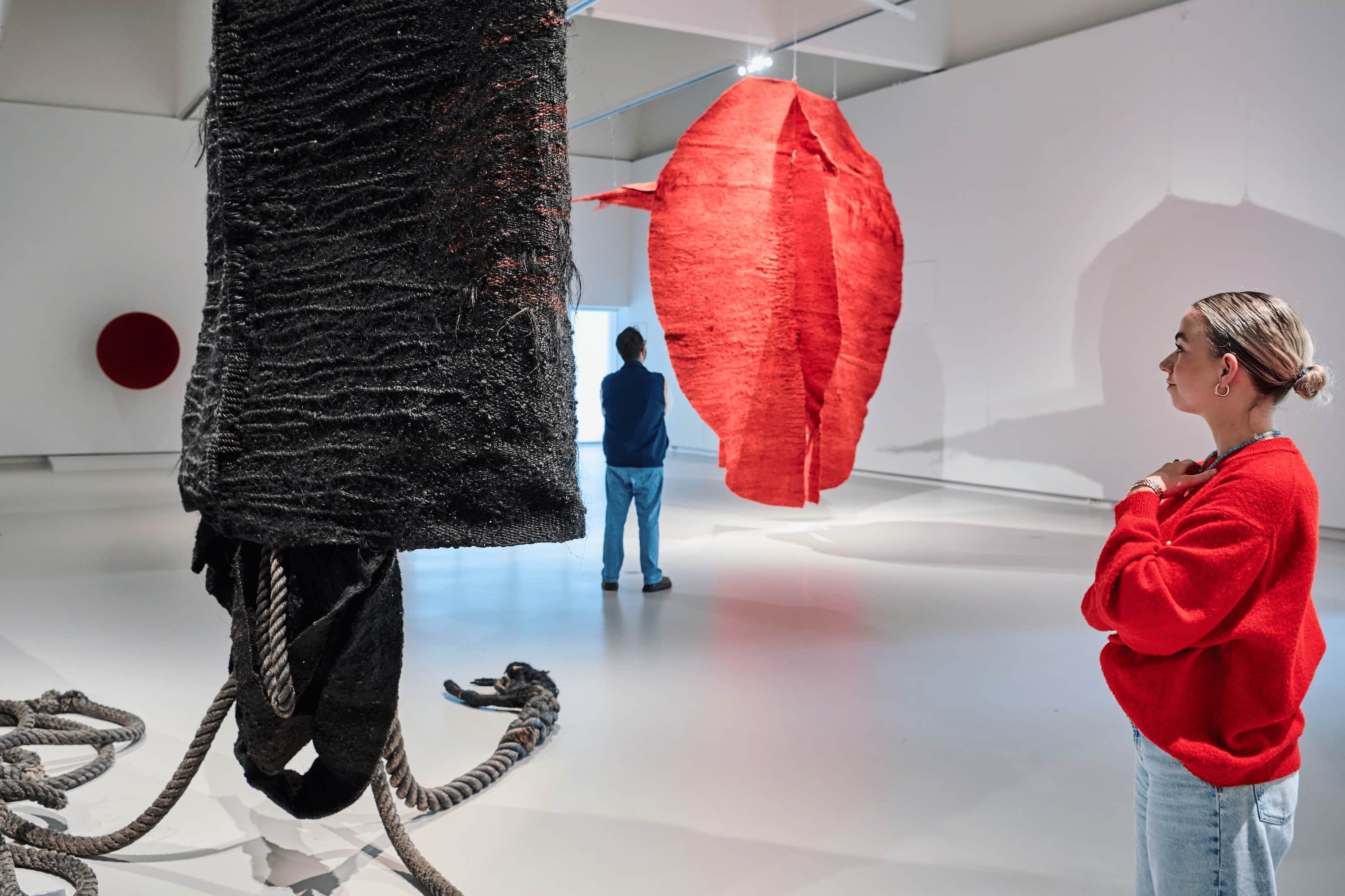 Image van Magdalena Abakanowicz, Red Abakan III, 1970-1971. Photo: 
                        Arnaud Conne 
                        