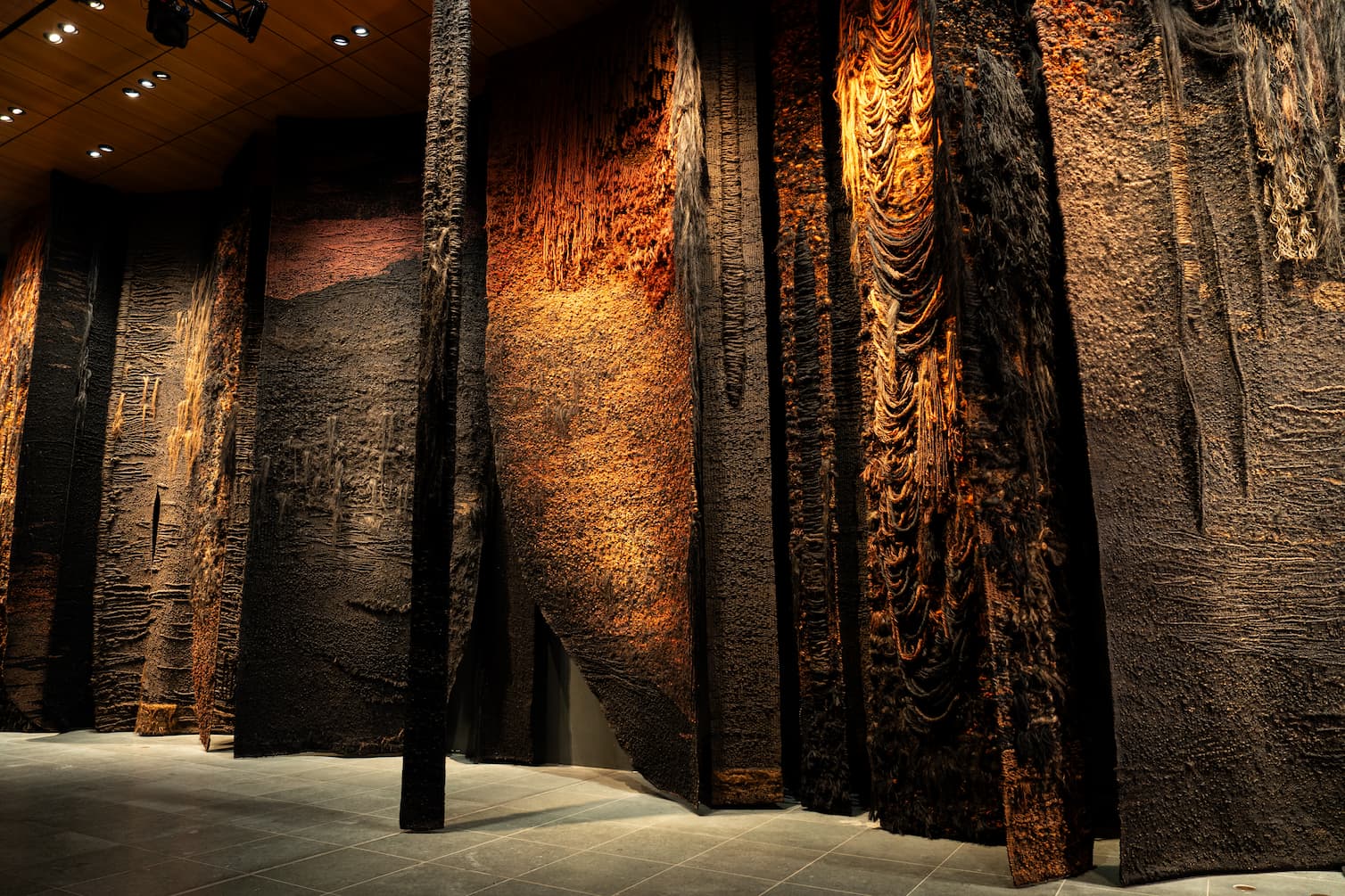 photo Magdalena Abakanowicz, Bois le Duc, (1970-1971), Provinciehuis Noord-Brabant © The Marta Magdalena Abakanowicz Kosmowska and Jan Kosmowski Foundation, Warsaw.